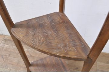 中古　伝統工芸　日光彫り　大胆にあしらわれた牡丹の意匠が目を引くコーナーラック(飾り台、花台)(R-066080)