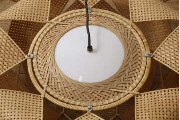 和製ビンテージ　希少な廃盤品　YAMAGIWA(ヤマギワ)　近藤昭作　竹のあかり　花びらのようなシェードが可愛らしい竹あんどんの天井照明(行灯、行燈、吊り下げ照明、ペンダントライト、シェード、電笠、ヴィンテージ)(R-066090)
