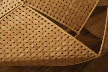 和製ビンテージ　希少な廃盤品　YAMAGIWA(ヤマギワ)　近藤昭作　竹のあかり　花びらのようなシェードが可愛らしい竹あんどんの天井照明(行灯、行燈、吊り下げ照明、ペンダントライト、シェード、電笠、ヴィンテージ)(R-066090)