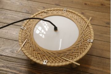 和製ビンテージ　希少な廃盤品　YAMAGIWA(ヤマギワ)　近藤昭作　竹のあかり　花びらのようなシェードが可愛らしい竹あんどんの天井照明(行灯、行燈、吊り下げ照明、ペンダントライト、シェード、電笠、ヴィンテージ)(R-066090)