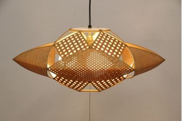 和製ビンテージ　希少な廃盤品　YAMAGIWA(ヤマギワ)　近藤昭作　竹のあかり　幾何学模様のようなデザインがお洒落な竹あんどんの天井照明(行灯、行燈、吊り下げ照明、ペンダントライト、シェード、電笠、ヴィンテージ)(R-066091)
