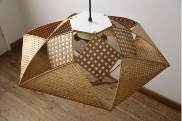 和製ビンテージ　希少な廃盤品　YAMAGIWA(ヤマギワ)　近藤昭作　竹のあかり　幾何学模様のようなデザインがお洒落な竹あんどんの天井照明(行灯、行燈、吊り下げ照明、ペンダントライト、シェード、電笠、ヴィンテージ)(R-066091)
