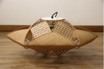 和製ビンテージ　希少な廃盤品　YAMAGIWA(ヤマギワ)　近藤昭作　竹のあかり　幾何学模様のようなデザインがお洒落な竹あんどんの天井照明(行灯、行燈、吊り下げ照明、ペンダントライト、シェード、電笠、ヴィンテージ)(R-066091)
