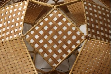 和製ビンテージ　希少な廃盤品　YAMAGIWA(ヤマギワ)　近藤昭作　竹のあかり　幾何学模様のようなデザインがお洒落な竹あんどんの天井照明(行灯、行燈、吊り下げ照明、ペンダントライト、シェード、電笠、ヴィンテージ)(R-066091)