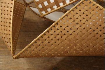 和製ビンテージ　希少な廃盤品　YAMAGIWA(ヤマギワ)　近藤昭作　竹のあかり　幾何学模様のようなデザインがお洒落な竹あんどんの天井照明(行灯、行燈、吊り下げ照明、ペンダントライト、シェード、電笠、ヴィンテージ)(R-066091)