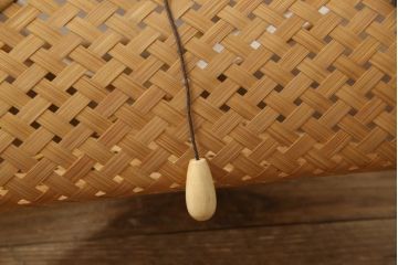 和製ビンテージ　希少な廃盤品　YAMAGIWA(ヤマギワ)　近藤昭作　竹のあかり　幾何学模様のようなデザインがお洒落な竹あんどんの天井照明(行灯、行燈、吊り下げ照明、ペンダントライト、シェード、電笠、ヴィンテージ)(R-066091)