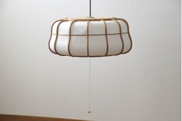 和製ビンテージ　YAMAGIWA(ヤマギワ)　京都指し物工芸　和田卯　榎本文夫作　秋田杉　優美な曲線が魅力の曲げ木照明(京指物、曲木、和風照明、天井照明、ペンダントライト、吊り下げ照明、シェード、電笠、ヴィンテージ)(R-066092)