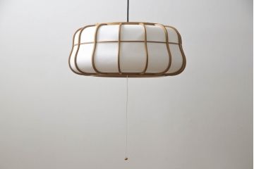 和製ビンテージ　YAMAGIWA(ヤマギワ)　京都指し物工芸　和田卯　榎本文夫作　秋田杉　優美な曲線が魅力の曲げ木照明(京指物、曲木、和風照明、天井照明、ペンダントライト、吊り下げ照明、シェード、電笠、ヴィンテージ)(R-066092)