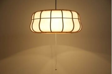 和製ビンテージ　YAMAGIWA(ヤマギワ)　京都指し物工芸　和田卯　榎本文夫作　秋田杉　優美な曲線が魅力の曲げ木照明(京指物、曲木、和風照明、天井照明、ペンダントライト、吊り下げ照明、シェード、電笠、ヴィンテージ)(R-066092)