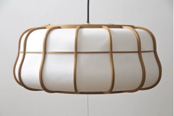 和製ビンテージ　YAMAGIWA(ヤマギワ)　京都指し物工芸　和田卯　榎本文夫作　秋田杉　優美な曲線が魅力の曲げ木照明(京指物、曲木、和風照明、天井照明、ペンダントライト、吊り下げ照明、シェード、電笠、ヴィンテージ)(R-066092)