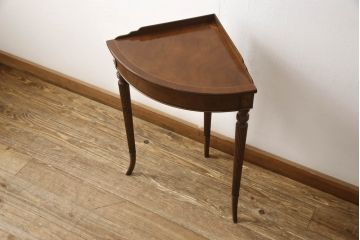 イギリスアンティーク　マホガニー材　象嵌入り　緩やかにカーブした脚のデザインが上品なコーナーサイドテーブル(コーナーラック、花台、飾り台、英国)(R-066093)