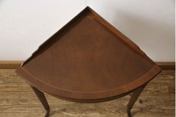 イギリスアンティーク　マホガニー材　象嵌入り　緩やかにカーブした脚のデザインが上品なコーナーサイドテーブル(コーナーラック、花台、飾り台、英国)(R-066093)