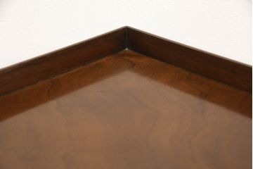 イギリスアンティーク　マホガニー材　象嵌入り　緩やかにカーブした脚のデザインが上品なコーナーサイドテーブル(コーナーラック、花台、飾り台、英国)(R-066093)