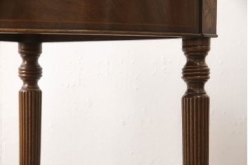 イギリスアンティーク　マホガニー材　象嵌入り　緩やかにカーブした脚のデザインが上品なコーナーサイドテーブル(コーナーラック、花台、飾り台、英国)(R-066093)