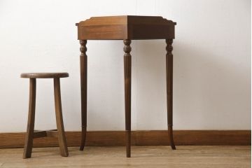 イギリスアンティーク　マホガニー材　象嵌入り　緩やかにカーブした脚のデザインが上品なコーナーサイドテーブル(コーナーラック、花台、飾り台、英国)(R-066093)