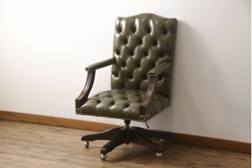 中古　美品　どっしりとした構えが高級感を漂わせる回転チェア(エグゼクティブチェア、オフィスチェア、デスクチェア、アームチェア、回転イス、椅子)(R-066094)