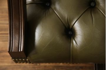 中古　美品　どっしりとした構えが高級感を漂わせる回転チェア(エグゼクティブチェア、オフィスチェア、デスクチェア、アームチェア、回転イス、椅子)(R-066094)
