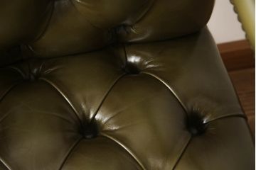 中古　美品　どっしりとした構えが高級感を漂わせる回転チェア(エグゼクティブチェア、オフィスチェア、デスクチェア、アームチェア、回転イス、椅子)(R-066094)