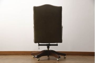 中古　美品　どっしりとした構えが高級感を漂わせる回転チェア(エグゼクティブチェア、オフィスチェア、デスクチェア、アームチェア、回転イス、椅子)(R-066094)