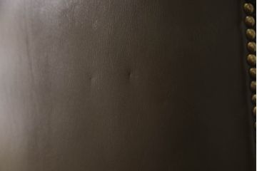 中古　美品　どっしりとした構えが高級感を漂わせる回転チェア(エグゼクティブチェア、オフィスチェア、デスクチェア、アームチェア、回転イス、椅子)(R-066094)