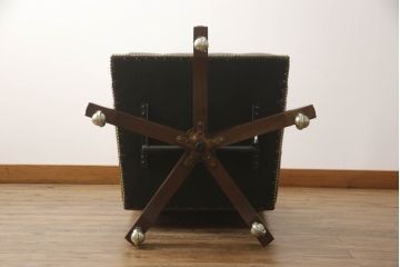 中古　美品　どっしりとした構えが高級感を漂わせる回転チェア(エグゼクティブチェア、オフィスチェア、デスクチェア、アームチェア、回転イス、椅子)(R-066094)