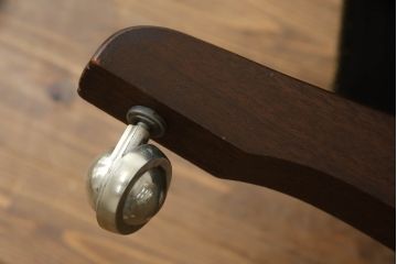 中古　美品　どっしりとした構えが高級感を漂わせる回転チェア(エグゼクティブチェア、オフィスチェア、デスクチェア、アームチェア、回転イス、椅子)(R-066094)