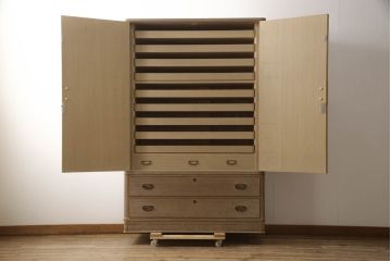 中古　伝統工芸士　小林雄蔵作　シックなカラーの金具が凛とした雰囲気を醸し出す加茂総桐箪笥(胴丸、総桐たんす、着物箪笥、引き出し、和タンス)(R-066095)