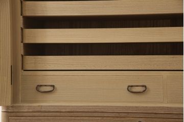 中古　伝統工芸士　小林雄蔵作　シックなカラーの金具が凛とした雰囲気を醸し出す加茂総桐箪笥(胴丸、総桐たんす、着物箪笥、引き出し、和タンス)(R-066095)