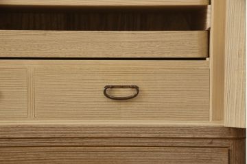 中古　伝統工芸士　小林雄蔵作　シックなカラーの金具が凛とした雰囲気を醸し出す加茂総桐箪笥(胴丸、総桐たんす、着物箪笥、引き出し、和タンス)(R-066095)
