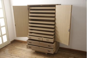 中古　伝統工芸士　小林雄蔵作　シックなカラーの金具が凛とした雰囲気を醸し出す加茂総桐箪笥(胴丸、総桐たんす、着物箪笥、引き出し、和タンス)(R-066095)