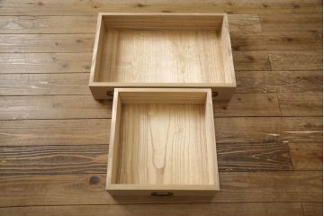 中古　伝統工芸士　小林雄蔵作　シックなカラーの金具が凛とした雰囲気を醸し出す加茂総桐箪笥(胴丸、総桐たんす、着物箪笥、引き出し、和タンス)(R-066095)
