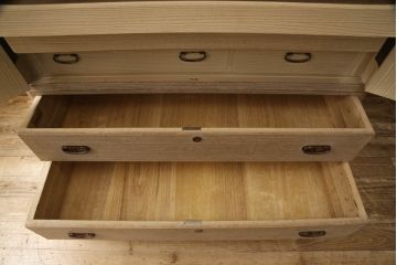 中古　伝統工芸士　小林雄蔵作　シックなカラーの金具が凛とした雰囲気を醸し出す加茂総桐箪笥(胴丸、総桐たんす、着物箪笥、引き出し、和タンス)(R-066095)