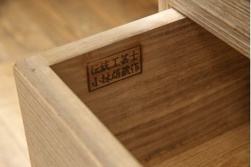 中古　伝統工芸士　小林雄蔵作　シックなカラーの金具が凛とした雰囲気を醸し出す加茂総桐箪笥(胴丸、総桐たんす、着物箪笥、引き出し、和タンス)(R-066095)