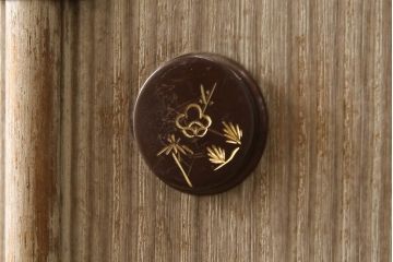 中古　伝統工芸士　小林雄蔵作　シックなカラーの金具が凛とした雰囲気を醸し出す加茂総桐箪笥(胴丸、総桐たんす、着物箪笥、引き出し、和タンス)(R-066095)