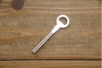 中古　伝統工芸士　小林雄蔵作　シックなカラーの金具が凛とした雰囲気を醸し出す加茂総桐箪笥(胴丸、総桐たんす、着物箪笥、引き出し、和タンス)(R-066095)
