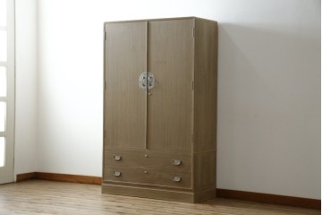 中古　繊細なデザインの金具が洗練された雰囲気を高める加茂総桐箪笥(並厚)　(R-066096)