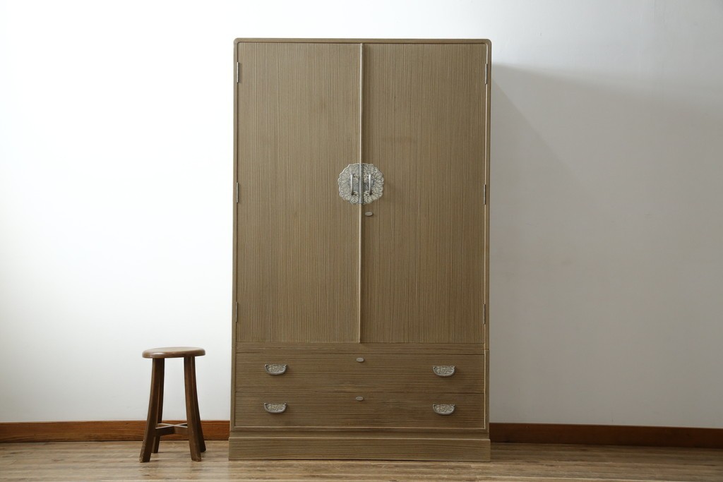 中古　繊細なデザインの金具が洗練された雰囲気を高める加茂総桐箪笥(並厚)　(R-066096)