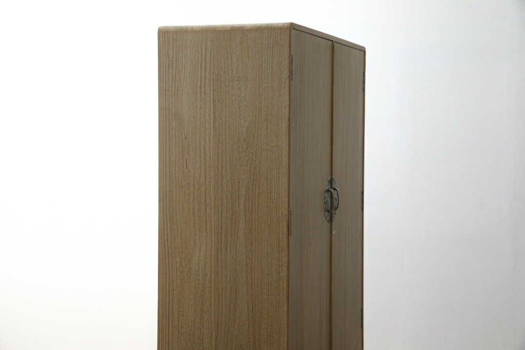 中古　繊細なデザインの金具が洗練された雰囲気を高める加茂総桐箪笥(並厚)　(R-066096)