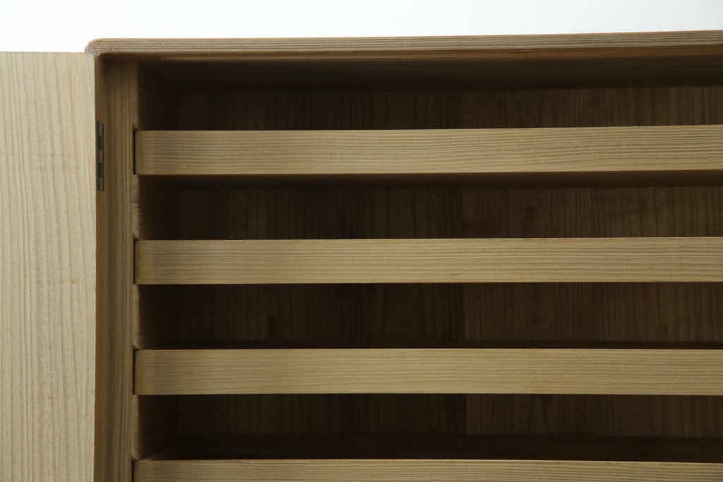 中古　繊細なデザインの金具が洗練された雰囲気を高める加茂総桐箪笥(並厚)　(R-066096)