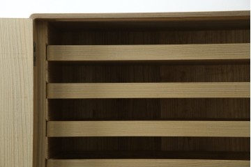 中古　繊細なデザインの金具が洗練された雰囲気を高める加茂総桐箪笥(並厚)　(R-066096)