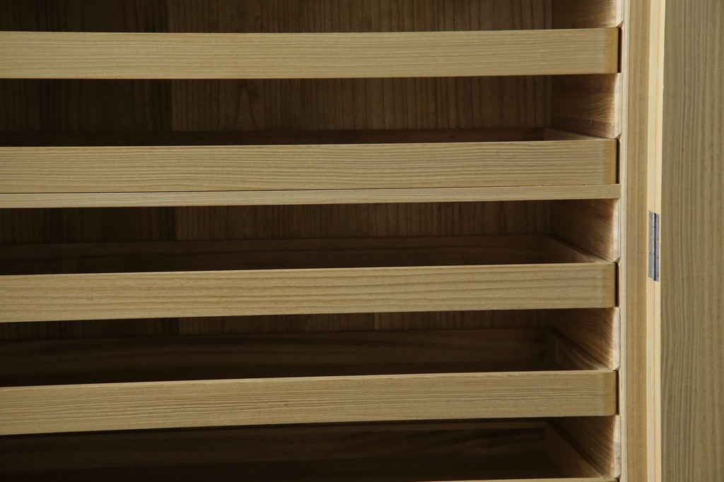 中古　繊細なデザインの金具が洗練された雰囲気を高める加茂総桐箪笥(並厚)　(R-066096)