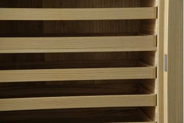 中古　繊細なデザインの金具が洗練された雰囲気を高める加茂総桐箪笥(並厚)　(R-066096)