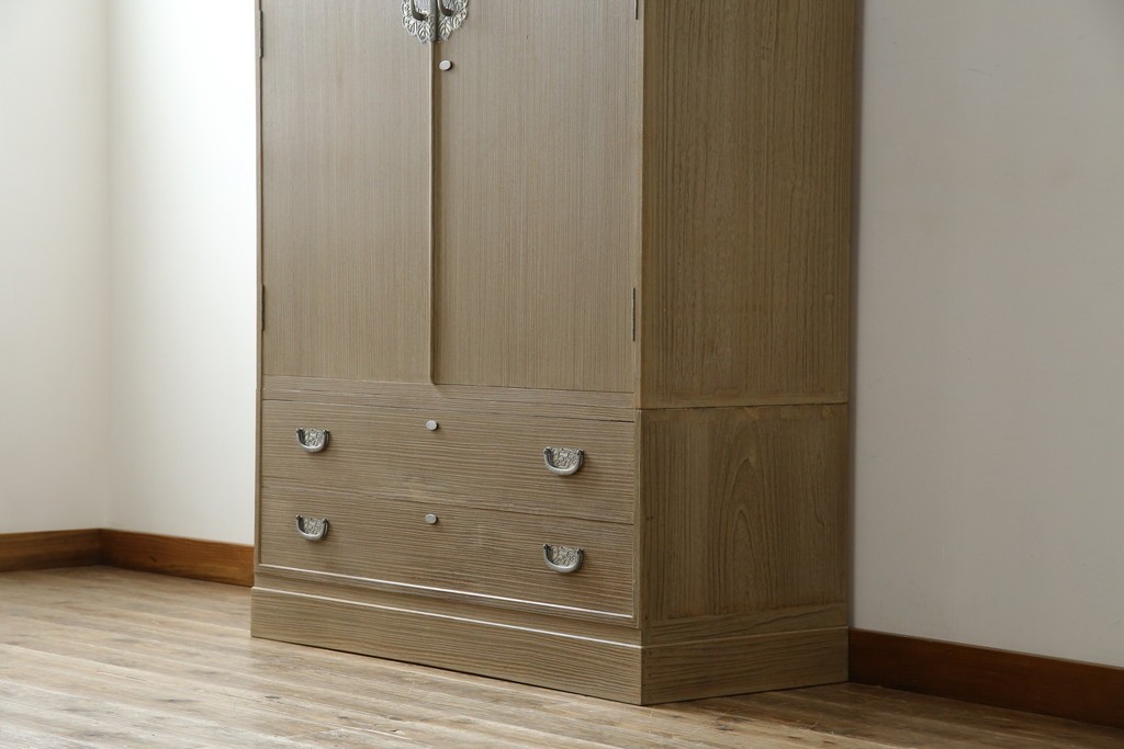 中古　繊細なデザインの金具が洗練された雰囲気を高める加茂総桐箪笥(並厚)　(R-066096)