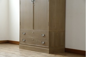 中古　繊細なデザインの金具が洗練された雰囲気を高める加茂総桐箪笥(並厚)　(R-066096)