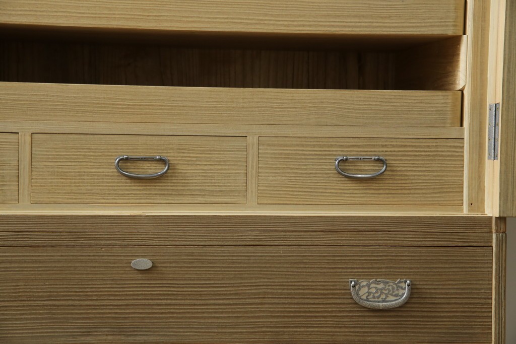 中古　繊細なデザインの金具が洗練された雰囲気を高める加茂総桐箪笥(並厚)　(R-066096)