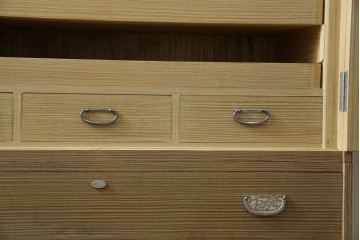 中古　繊細なデザインの金具が洗練された雰囲気を高める加茂総桐箪笥(並厚)　(R-066096)