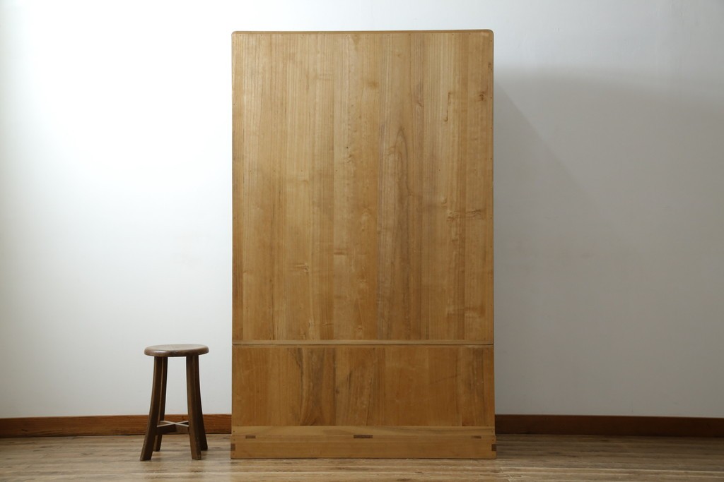 中古　繊細なデザインの金具が洗練された雰囲気を高める加茂総桐箪笥(並厚)　(R-066096)