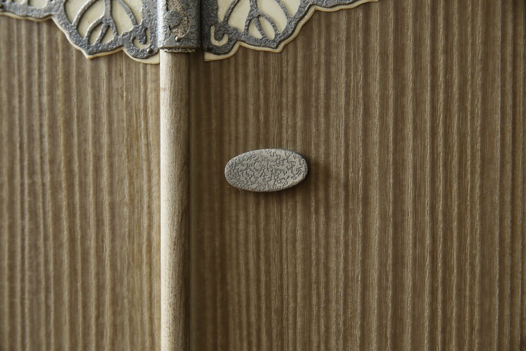 中古　繊細なデザインの金具が洗練された雰囲気を高める加茂総桐箪笥(並厚)　(R-066096)