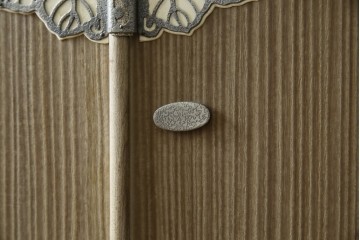 中古　繊細なデザインの金具が洗練された雰囲気を高める加茂総桐箪笥(並厚)　(R-066096)