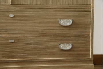 中古　繊細なデザインの金具が洗練された雰囲気を高める加茂総桐箪笥(並厚)　(R-066096)